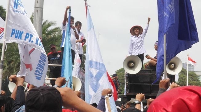 Ratusan buruh melakukan aksi di depan Istana, Jakarta, Selasa (6/2). 