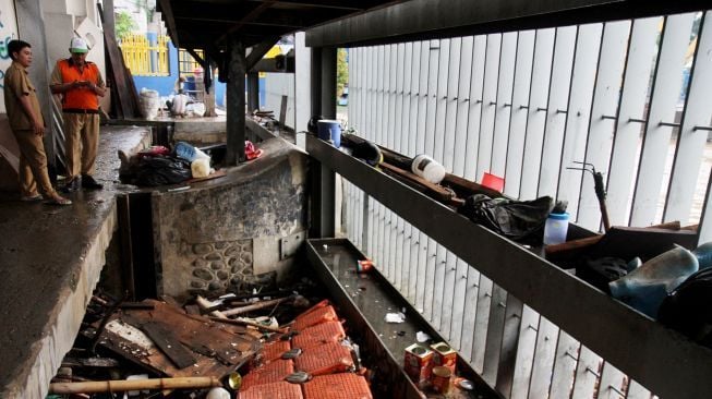 Sampah menumpuk di Pintu Air Manggarai, Jakarta, Selasa (6/2). 