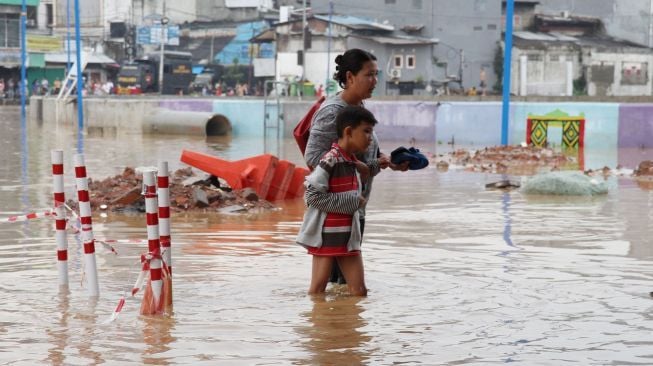 Banjir di kawasan Jatinegara, Jakarta Timur, Selas (6/2). 