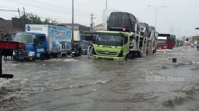 FOTO BANJIR SEMARANG : Dahsyatnya Air Genangi Ibu Kota Jateng