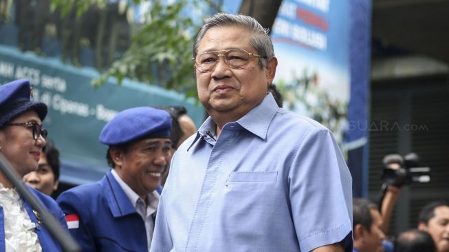 Ketua Umum Partai Demokrat Susilo Bambang Yudhoyono (SBY) memberikan keterangan pers terkait pencatutan namanya dalam skandal korupsi e-KTP di DPP Partai Demokrat, Jakarta, Selasa (6/2).