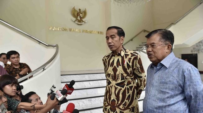 Presiden Joko Widodo bersama Wakil Presiden Jusuf Kalla usai pertemuan tertutup di Kantor Wakil Presiden di Jakarta, Selasa (6/2).