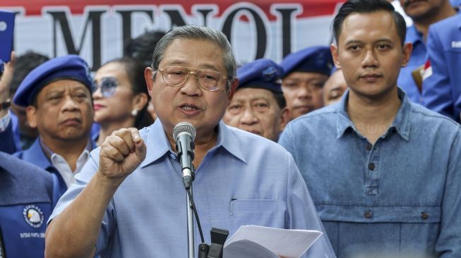 Ketua Umum Partai Demokrat Susilo Bambang Yudhoyono (SBY) memberikan keterangan pers terkait pencatutan namanya dalam skandal korupsi e-KTP di DPP Partai Demokrat, Jakarta, Selasa (6/2).