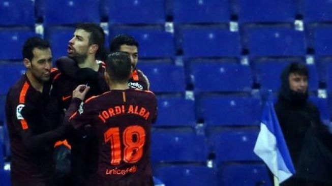 Pemain Barcelona rayakan gol Gerard Pique ke gawang Espanyol [AFP]