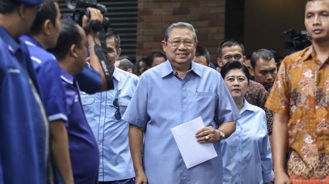 Ketua Umum Partai Demokrat Susilo Bambang Yudhoyono (SBY) memberikan keterangan pers terkait pencatutan namanya dalam skandal korupsi e-KTP di DPP Partai Demokrat, Jakarta, Selasa (6/2).