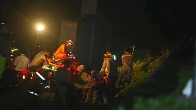 Mati-matian Selamatkan Korban Tertibun Longsor di Bandara Soetta