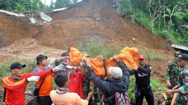 Sejumlah petugas gabungan melakukan pencarian korban longsor di Kampung Maseng, Desa Warung Menteng, Kecamatan Cijeruk, Kabupaten Bogor, Jawa Barat, Selasa (6/2). 