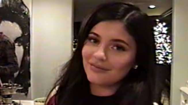 Kylie Jenner Habiskan Rp946 Juta untuk Beli Baju Bayi