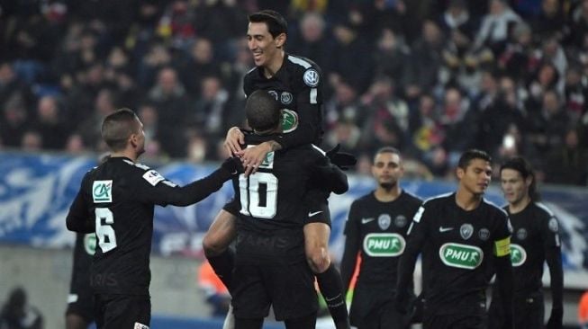 Paris Saint-Germain Angel Di Maria merayakan kemenangan atas Sochaux bersama -sama rekan setimnya. Patrick HERTZOG / AFP