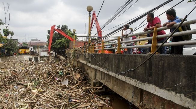 Dinas Lingkungan Hidup DKI Jakarta membersihkan sampah-sampah yang menumpuk di Jembatan KH Abdulah Syafe'i, Kampung Melayu, Jakarta, Rabu (7/2). 