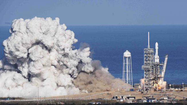 Roket Falcon Heavy diluncurkan dari PAD 39A di Kennedy Space Center, Florida, Selasa (6/2).