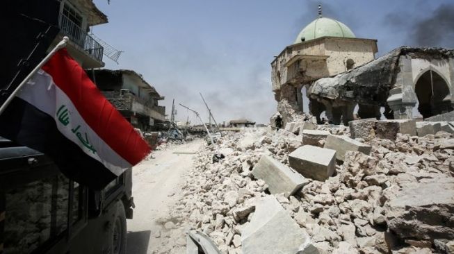 Masjid Agung Al-Nuri, tempat pertama kali Pemimpin ISIS Abu Bakr Al-Baghdadi memproklamirkan diri sebagai "khalifah" pada 2014, di Mosul kini porak-poranda usai dihancurkan sendiri oleh kelompok ISIS dalam perang menghadapi militer Irak pada Juni 2017. [AFP/Ahmed Al-Rubaye]