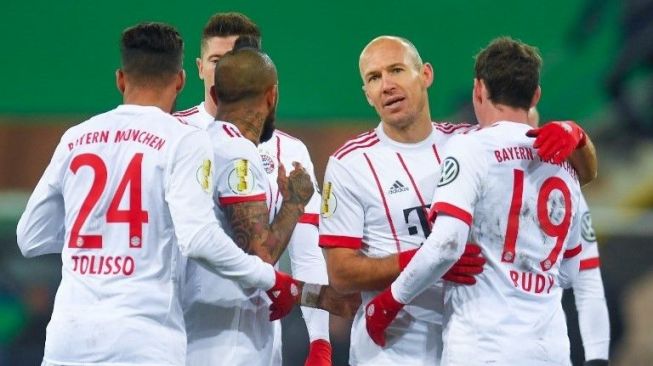 Arjen Robben (tengah) bersama para pemain Bayern Munich lainnya merayakan kemenangan atas SC Padeborn. Patrik STOLLARZ / AFP