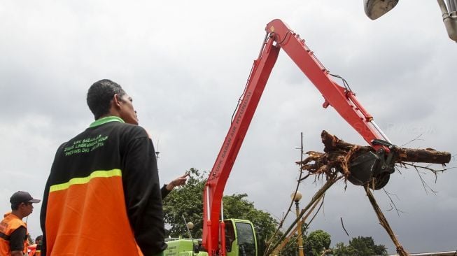 Dinas Lingkungan Hidup DKI Jakarta membersihkan sampah-sampah yang menumpuk di Jembatan KH Abdulah Syafe'i, Kampung Melayu, Jakarta, Rabu (7/2). 