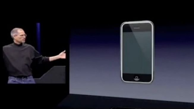 Steve Jobs perkenalkan iPhone generasi pertama. [YouTube/@mipodstuff]