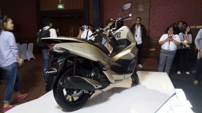 All New Honda PCX dipamerkan di Jakarta, Rabu (7/2). [Suara.com/Liberty Jemadu]