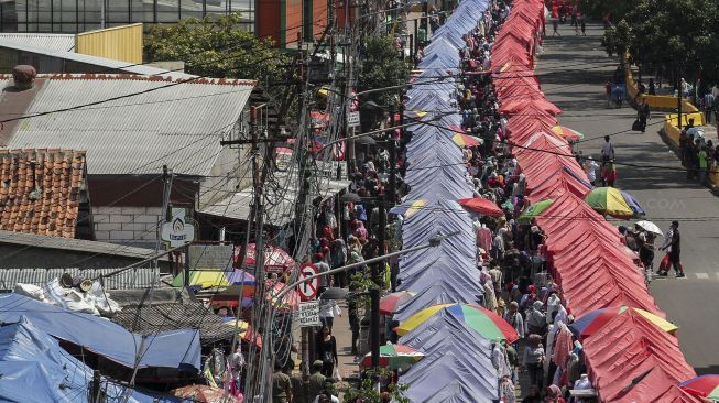 Jejeran tenda pedagang kaki lima (PKL) di kawasan Tanah Abang, Jakarta Pusat, Rabu (7/2).