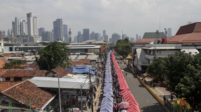 Jejeran tenda pedagang kaki lima (PKL) di kawasan Tanah Abang, Jakarta Pusat, Rabu (7/2).