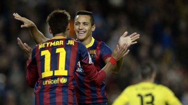 Alexis Sanchez, saat masih memperkuat Barcelona, rayakan golnya bersama Neymar [AFP]