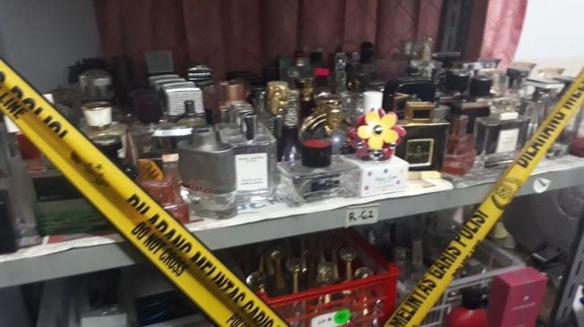 Polisi Grebek Industri Parfum Palsu yang Dijual di Toko Online