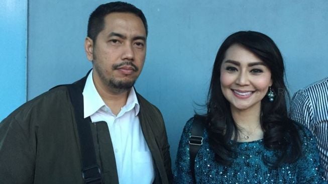 Tessa Kaunang dan pengacara Sunan Kalijaga. (Sumarni/Suara.com)