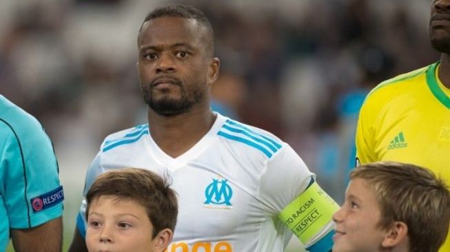 Bek Olympique de Marseille Patrice Evra (kiri). BERTRAND LANGLOIS / AFP