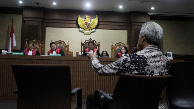 Gubernur Jawa Tengah, Ganjar Pranowo memberi kesaksian dalam sidang lanjutan terdakwa kasus korupsi pengadaan e-KTP Setya Novanto di pengadilan Tipikor, Jakarta, Kamis (8/2). 