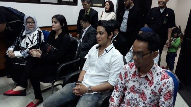 Hilda Vitria dan Kriss Hatta di Pengadilan Agama Bekasi, Kamis (8/2/2018). [suara.com/Ismail]