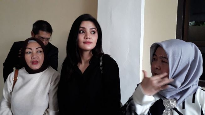 Hilda Vitria di Pengadilan Agama Bekasi, Kamis (8/2/2018). [suara.com/Ismail]