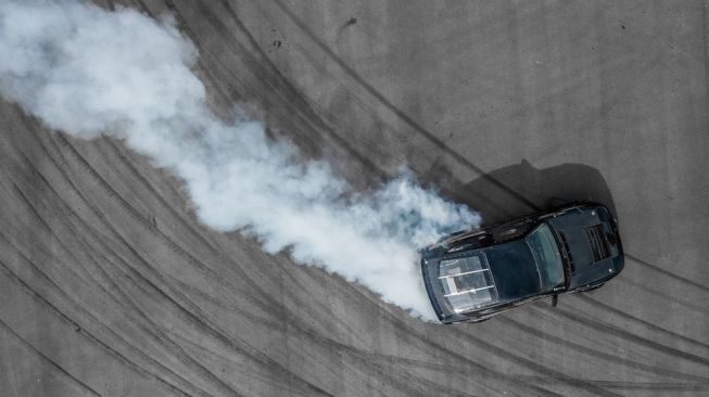 Ilustrasi sebuah mobil melakukan aksi drifting. [Shutterstock]
