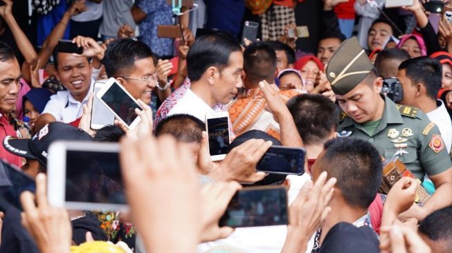 Makan Mi di Warung, Jokowi Duduk di Drum Bekas