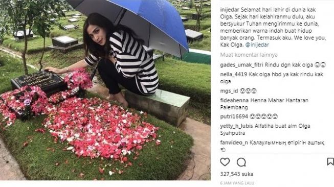 Artis Jessica Iskandar berziarah ke makam Olga Syahputra. [Instagram]