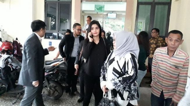 Hilda Vitria di Pengadilan Agama Bekasi, Kamis (8/2/2018). [suara.com/Ismail]