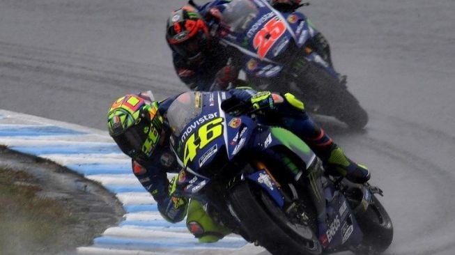 Pebalap Movistar Yamaha, Valentino Rossi, berada di depan rekan setimnya, Maverick Vinales, saat balapan di Sirkuit Motegi, Jepang, (15/10/2017). [AFP/Toshifumi Kitamura]