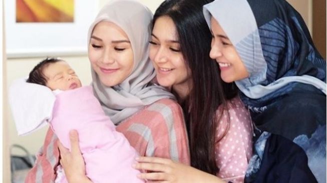 Shireen Sungkar, Zaskia Adya Meca dan Nabila Syakieb bersama putrinya. (Instagram)