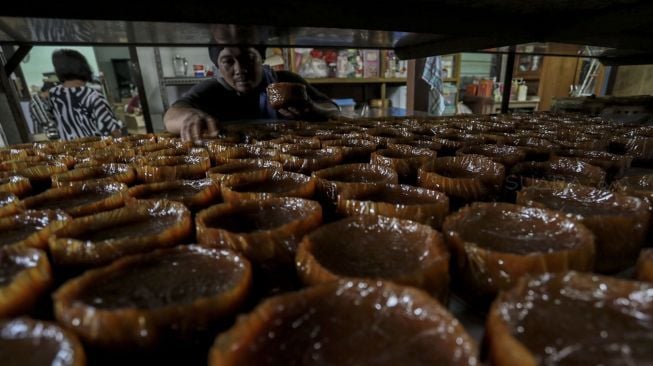 Produksi kue keranjang di Jalan Bouraq, Tangerang, Banten, Jumat (9/2). 