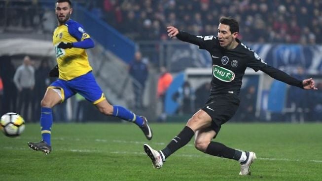 Winger PSG Angel Di Maria melepaskan umpan ke depan gawang SOCHAUX [AFP]