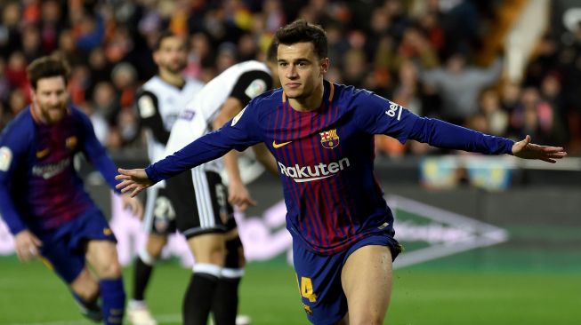 Gelandang Barcelona Philippe Coutinho merayakan golnya ke gawang Valencia. JOSE JORDAN / AFP