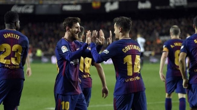 Gelandang Barcelona Philippe Coutinho (kanan) merayakan gol ke gawang Valencia dengan Lionel Messi. JOSE JORDAN / AFP