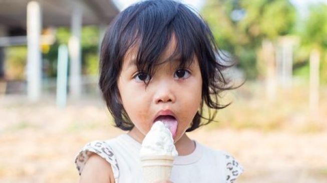 Banyak Minum Es Krim Bikin Anak Batuk dan Pilek?