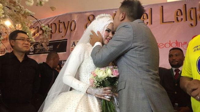 Vicky Prasetyo dan Angel Lelga resmi menjadi suami istri (Sumarni/Suara.com)