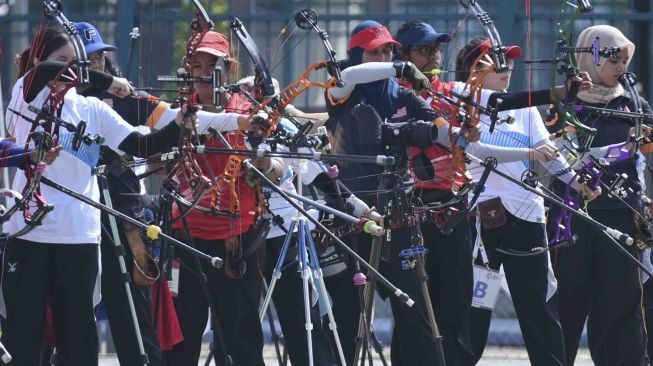 Sejumlah atlet panahan bertanding pada babak kualifikasi nomor compound individu putra pada ajang 18th Asian Games Invitation Tournament di Lapangan Panahan, Kompleks Gelora Bung Karno, Jakarta, Sabtu (10/2). 