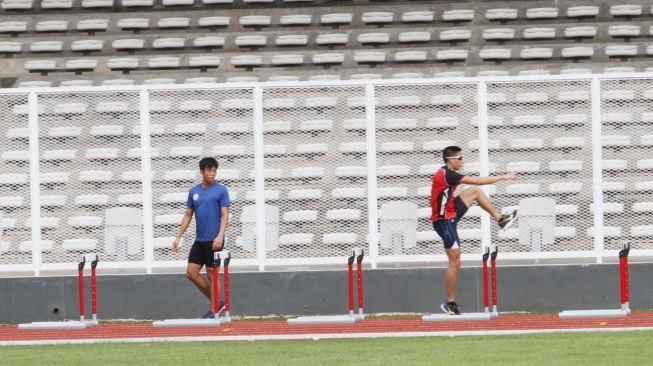 Sejumlah atlet cabang olahraga atletik melakukan latihan di Stadion Madya Senayan, Jakarta, Sabtu (10/2).