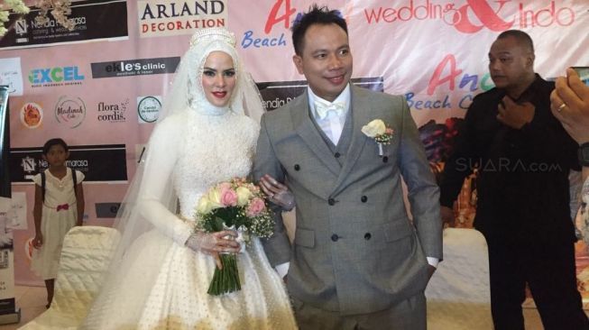 Vicky Prasetyo dan Angel Lelga resmi menjadi suami istri (Sumarni/Suara.com)