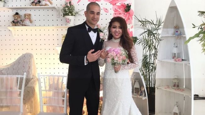 Okan Cornelius dan Lee Sachi resmi jadi suami-istri. (Sumarni/Suara.com)