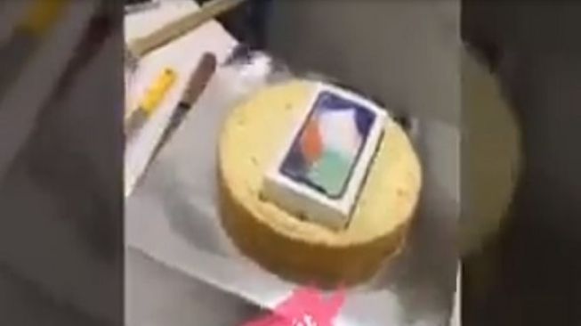 Buat Pacar yang Ultah, Perempuan Ini Berikan Kue Isi iPhone X