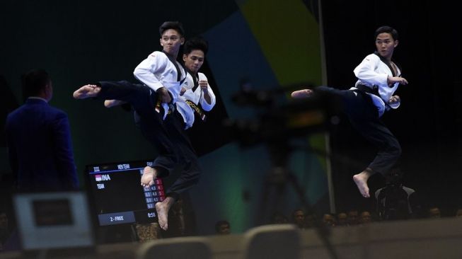 Tim taekwondo putra Indonesia tampil di final pada nomor Men Team Poomsae cabang Taekwondo 18th Asian Games Invitation Tournament di JIE Expo Kemayoran, Jakarta, Sabtu (10/2). [Antara/Fanny Octavianus]