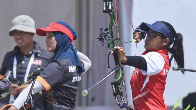 Sejumlah atlet panahan bertanding pada babak kualifikasi nomor compound individu putra pada ajang 18th Asian Games Invitation Tournament di Lapangan Panahan, Kompleks Gelora Bung Karno (GBK), Jakarta, Sabtu (10/2). 