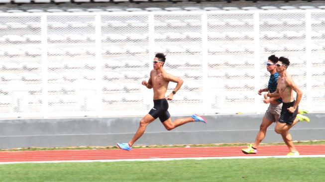 Sejumlah atlet cabang olahraga atletik melakukan latihan di Stadion Madya Senayan, Jakarta, Sabtu (10/2).