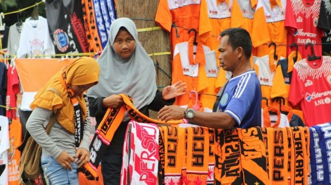 Pedagang di Sekitar Stadion Manahan, Solo. (Suara.com/Adie Prasetyo) 